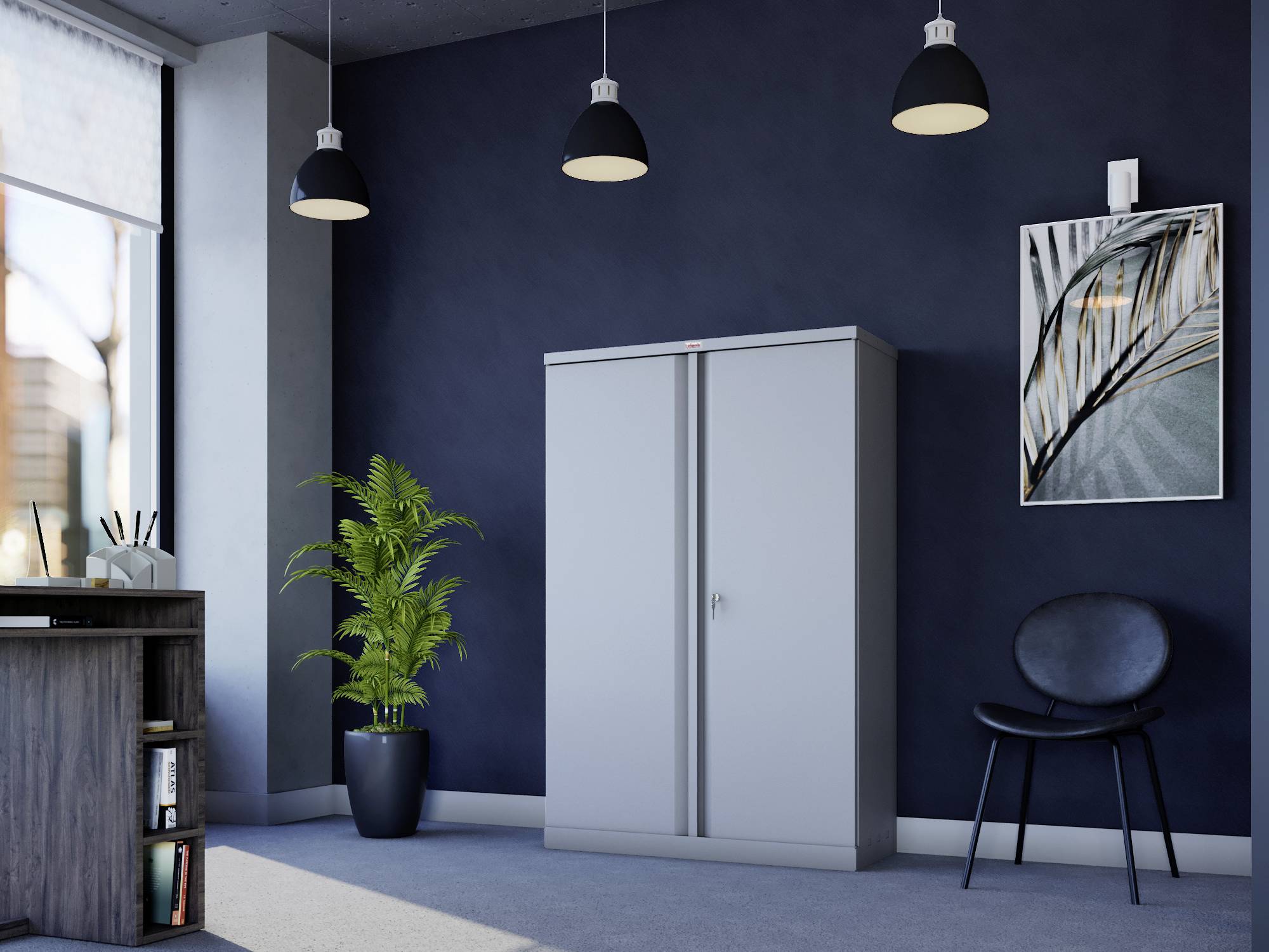 Ein modernes Büro mit grauem Aktenschrank, Schreibtisch links, Pflanze daneben und Kunstwerk an der dunkelblauen Wand.
