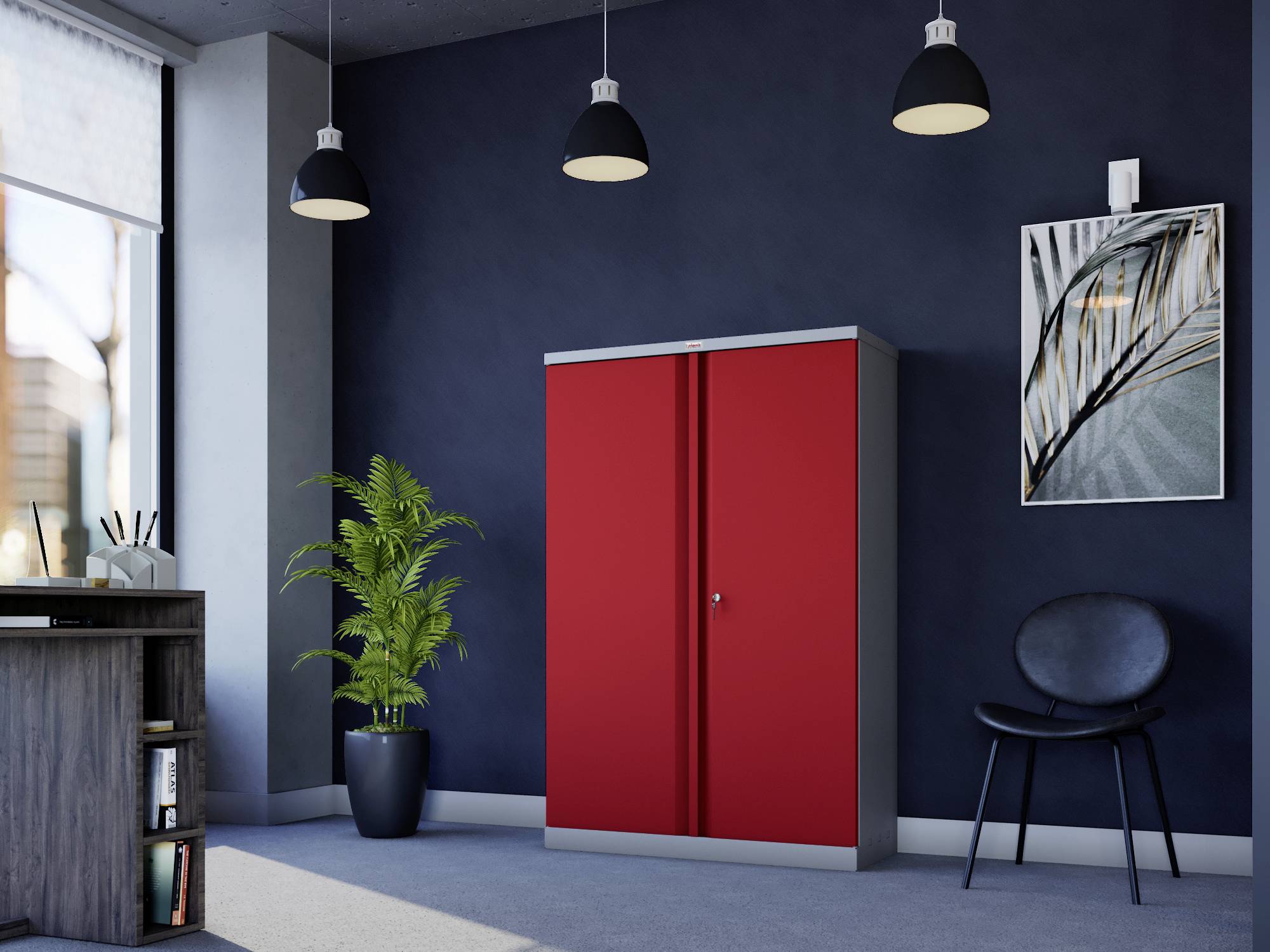 Ein Büro mit einem roten Aktenschrank, einem Stuhl und einer Pflanze. An der Wand hängt ein Bild, drei Lampen hängen von der Decke.