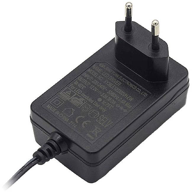 Ein schwarzes Steckernetzteil mit europäischem Stecker, geeignet für Eingangsbereiche von 100-240V. Enthält verschiedene Zertifikatsymbole.