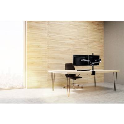 Moderner Schreibtisch mit zwei Monitoren auf einem Monitorarm und einem schwarzen Stuhl. Der Raum hat Holzwände und einen großen Fensterblick.