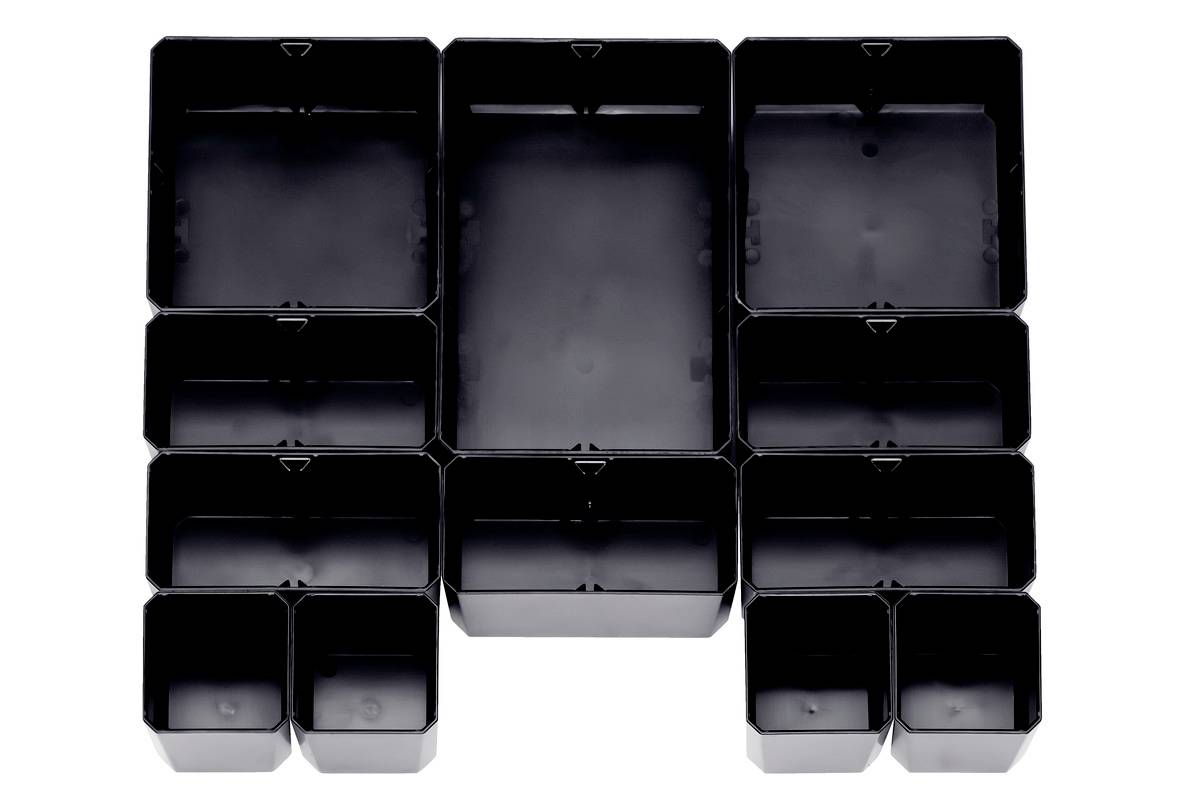 Schwarze Plastikblumentöpfe in verschiedenen Größen, ordnet in einem rechteckigen Muster.