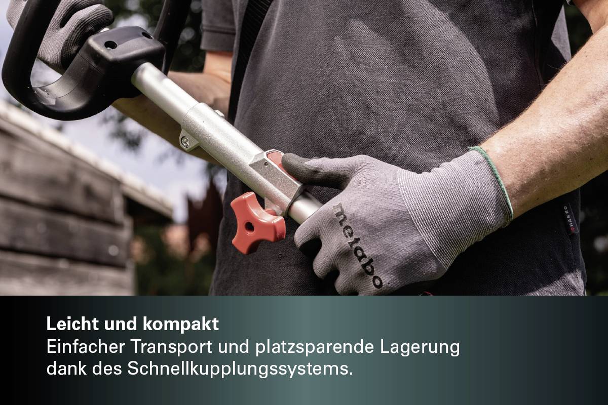'Leicht und kompakt. Einfacher Transport und platzsparende Lagerung dank des Schnellkupplungssystems.' Eine Person hält ein Gartengerät.