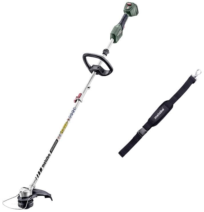 Rasentrimmer mit Akkubetrieb, langem Stiel und rundem Griff. Enthält einen Schultergurt mit 'metabo'-Aufschrift.