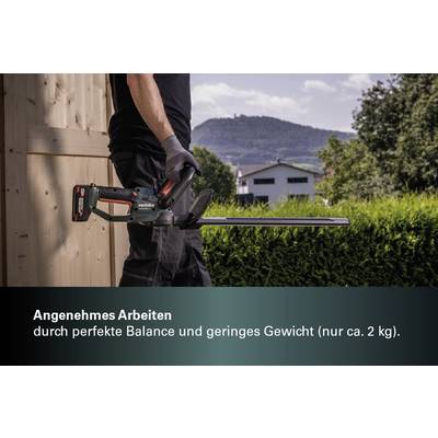 Eine Person trimmt eine Hecke mit einem akkubetriebenen Heckenschneider. Text in der Bildmitte hebt Benutzerfreundlichkeit hervor.