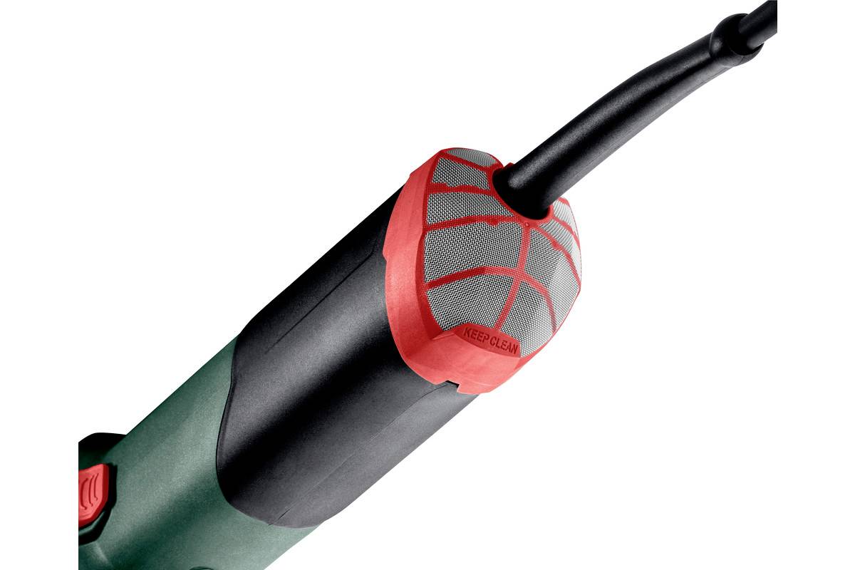 Elektrischer Bohrer mit schwarzem Griff und roter Spitze, daran befestigt ein Kabel.