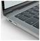 Nahaufnahme einer Laptop-Tastatur und linker Kante, die einen USB-C-Anschluss, einen Lautsprechergrill und schwarze Tasten auf einem grauen Chassis zeigen.