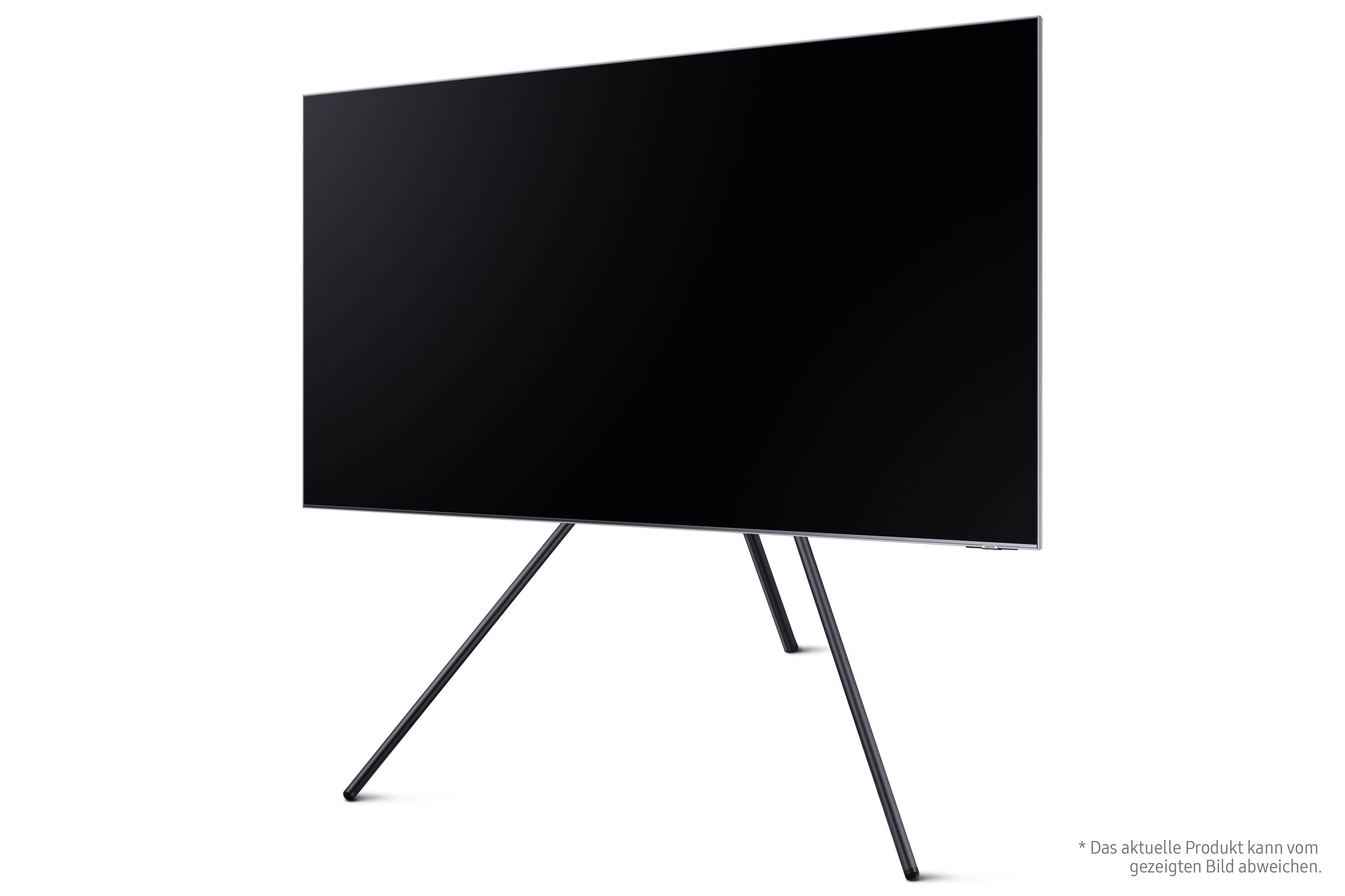 Ein moderner Fernseher mit schwarzem Bildschirm steht auf minimalistischen Stativbeinen. In der unteren Ecke steht ein Hinweistext.