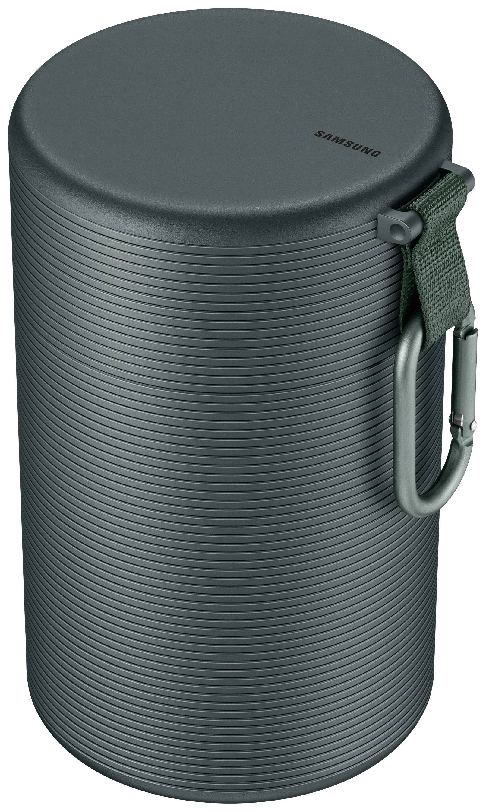 Ein tragbarer, zylinderförmiger Bluetooth-Lautsprecher in Dunkelgrün mit gerippter Oberfläche und Trageschlaufe.