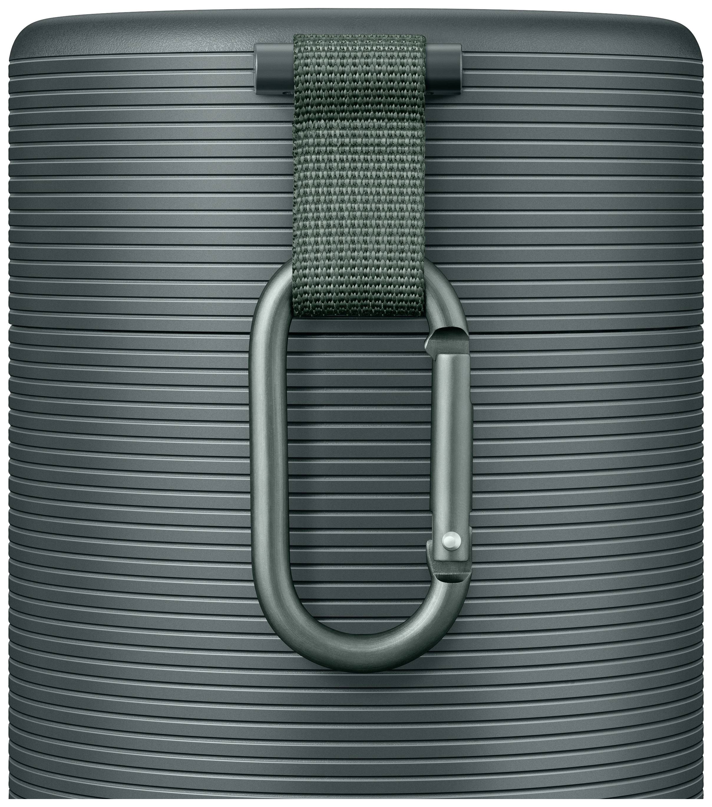 Ein grauer, gerippter Becher mit einem grünen Karabinerhaken befestigt an einem Band, möglicherweise für Outdoor-Aktivitäten.