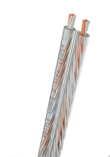 Ein verdrilltes Paar von Lautsprecherkabeln, mit einem klaren Mantel um kupferne und silberne Drähte, geeignet für Audio-Verbindungen.