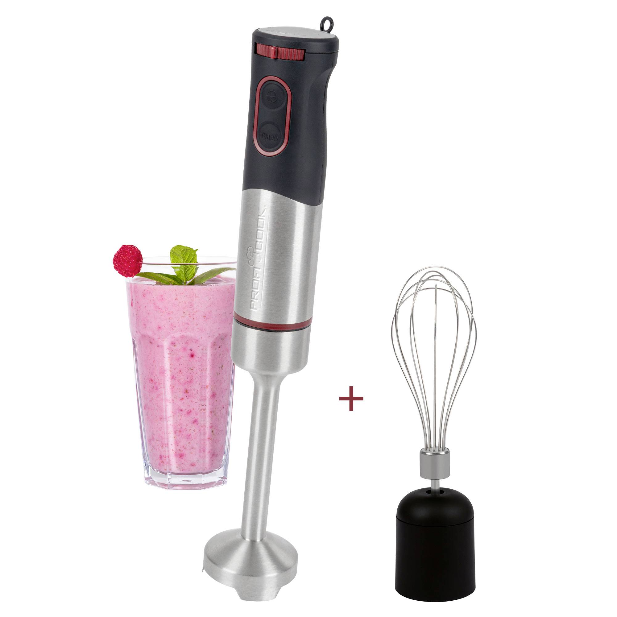 Ein silber-roter Stabmixer neben einem Glas mit rosa Smoothie und Himbeeren. Daneben ein Schneebesenaufsatz.
