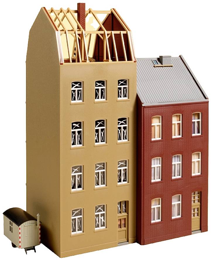 Zwei Modellhäuser: links ein vierstöckiges Haus mit unfertigem Dach, rechts ein dreistöckiges Haus mit rotem Ziegelstein.