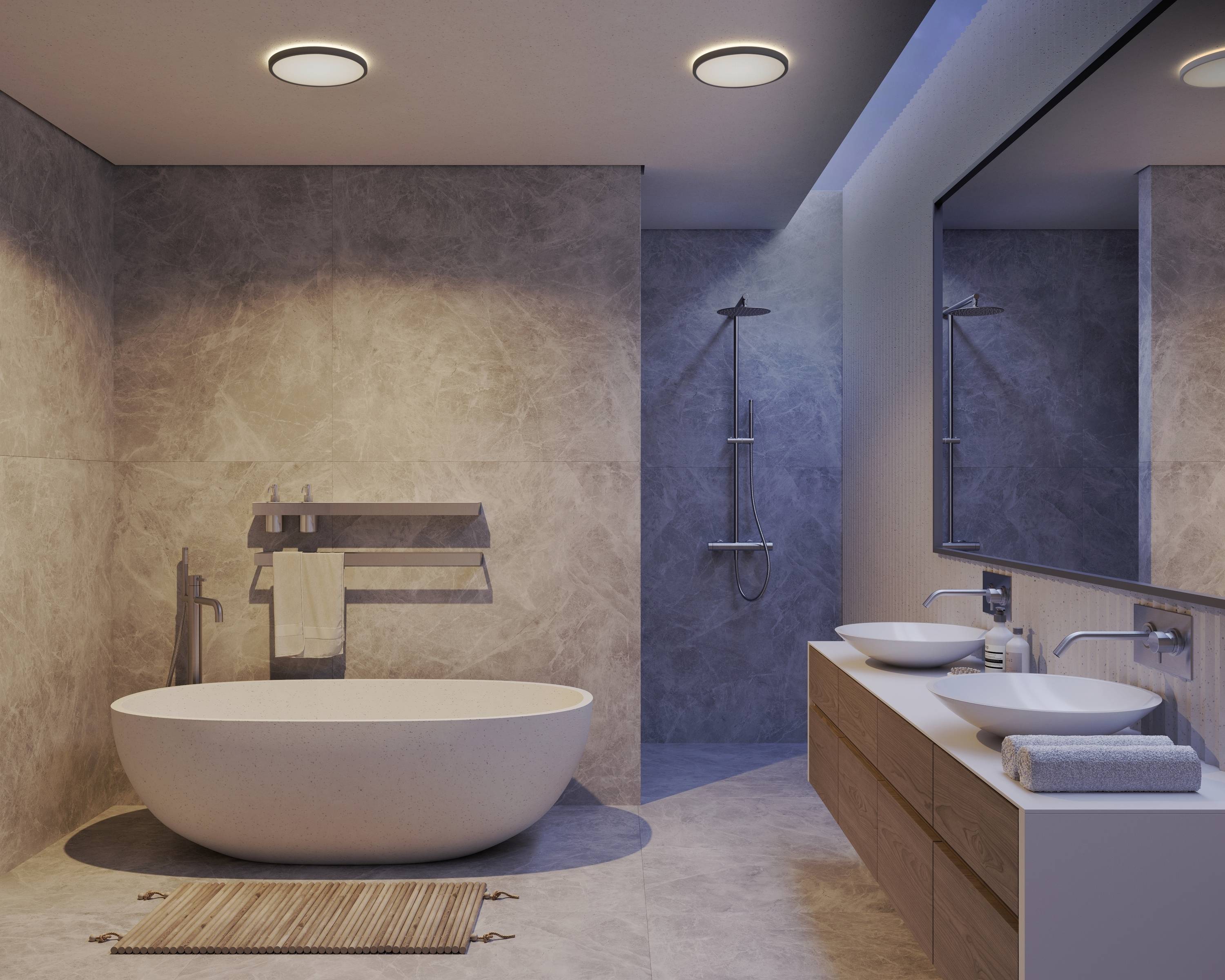 Modernes Badezimmer mit freistehender Badewanne, zwei Waschbecken auf einer Holzablage und einer großen Spiegelwand.