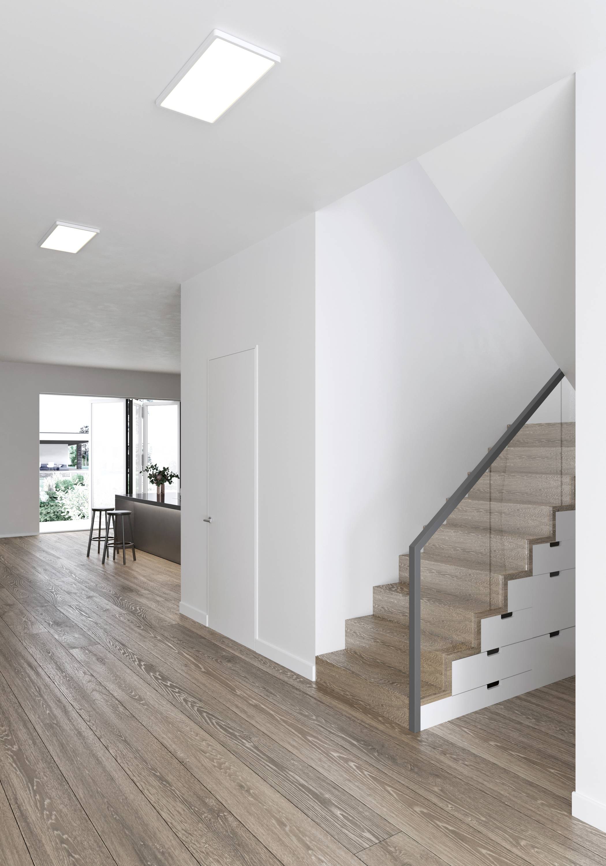 Moderne, helle Wohnung mit Holzfußboden, einer Treppe mit Glasgeländer, und einem offenen Wohnbereich. Fenster mit Blick nach draußen.