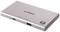 Ein silberner USB-C-Hub mit Thunderbolt-4-Technologie, USB- und Stromanschluss.