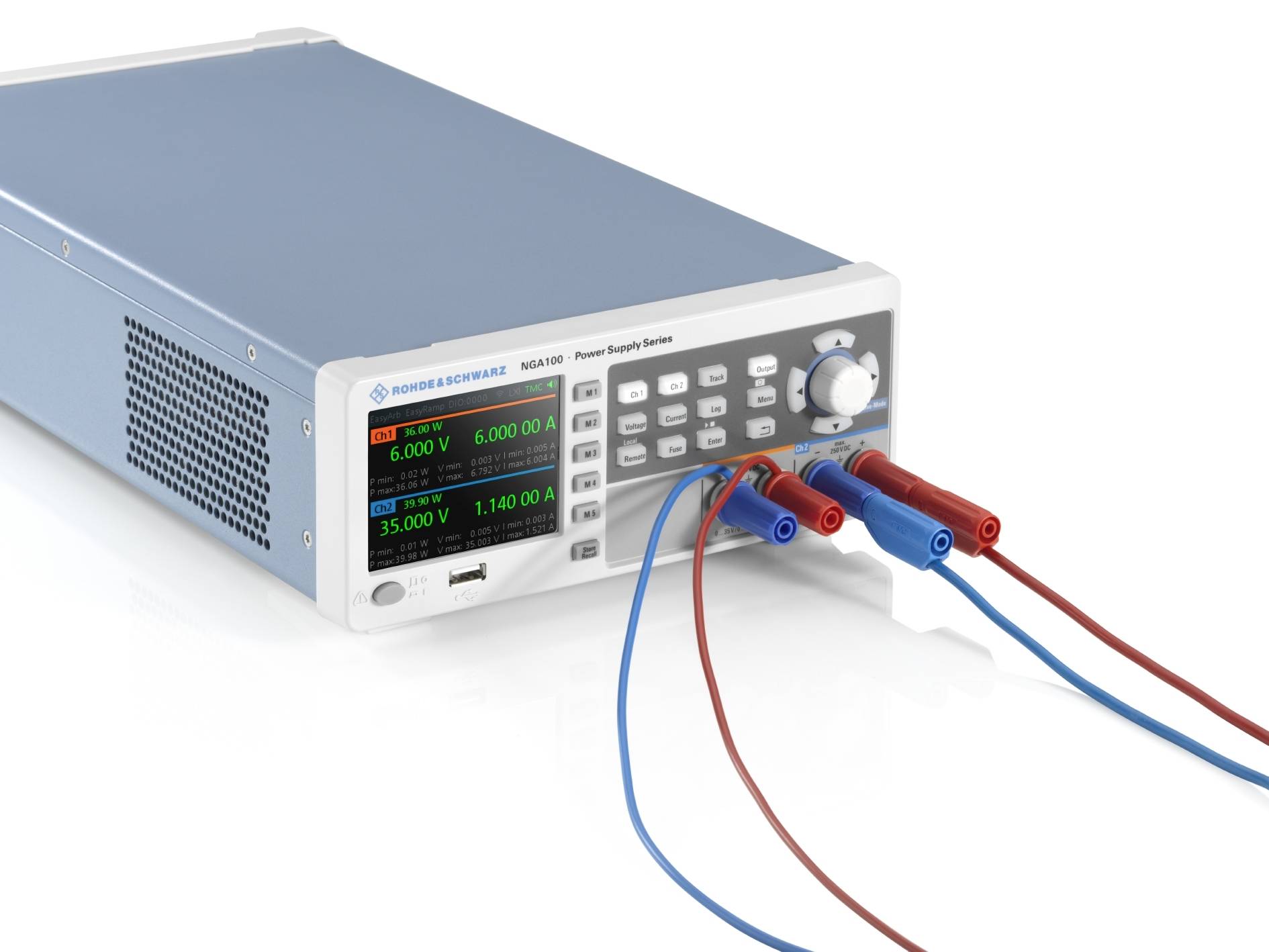 Ein graues elektronisches Gerät mit Display und mehreren Tasten. Drei bunte Kabel sind an der Vorderseite angeschlossen.