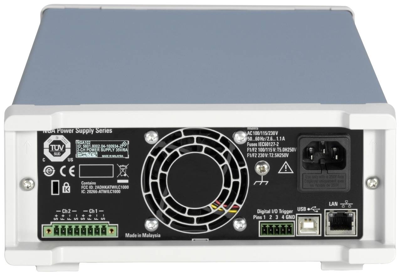 Rückseite eines Netzteils mit Lüfter, Stromanschluss, USB-, LAN-Anschlüssen und grünen Klemmen für verschiedene Spannungen.