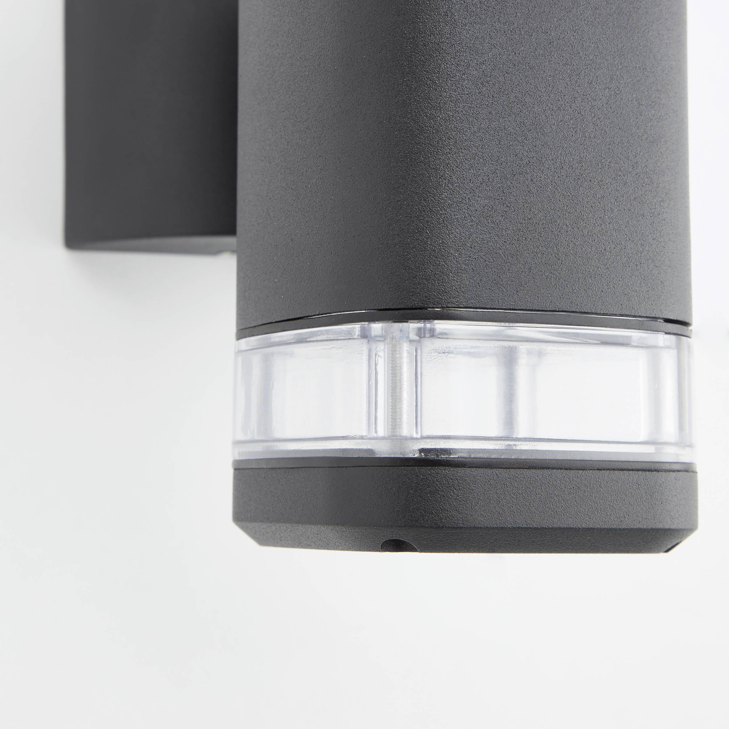 Schwarze moderne Außenlampe an der Wand mit klarer Abdeckung und glatter Oberfläche, geeignet für stilvolle Beleuchtung im Freien.