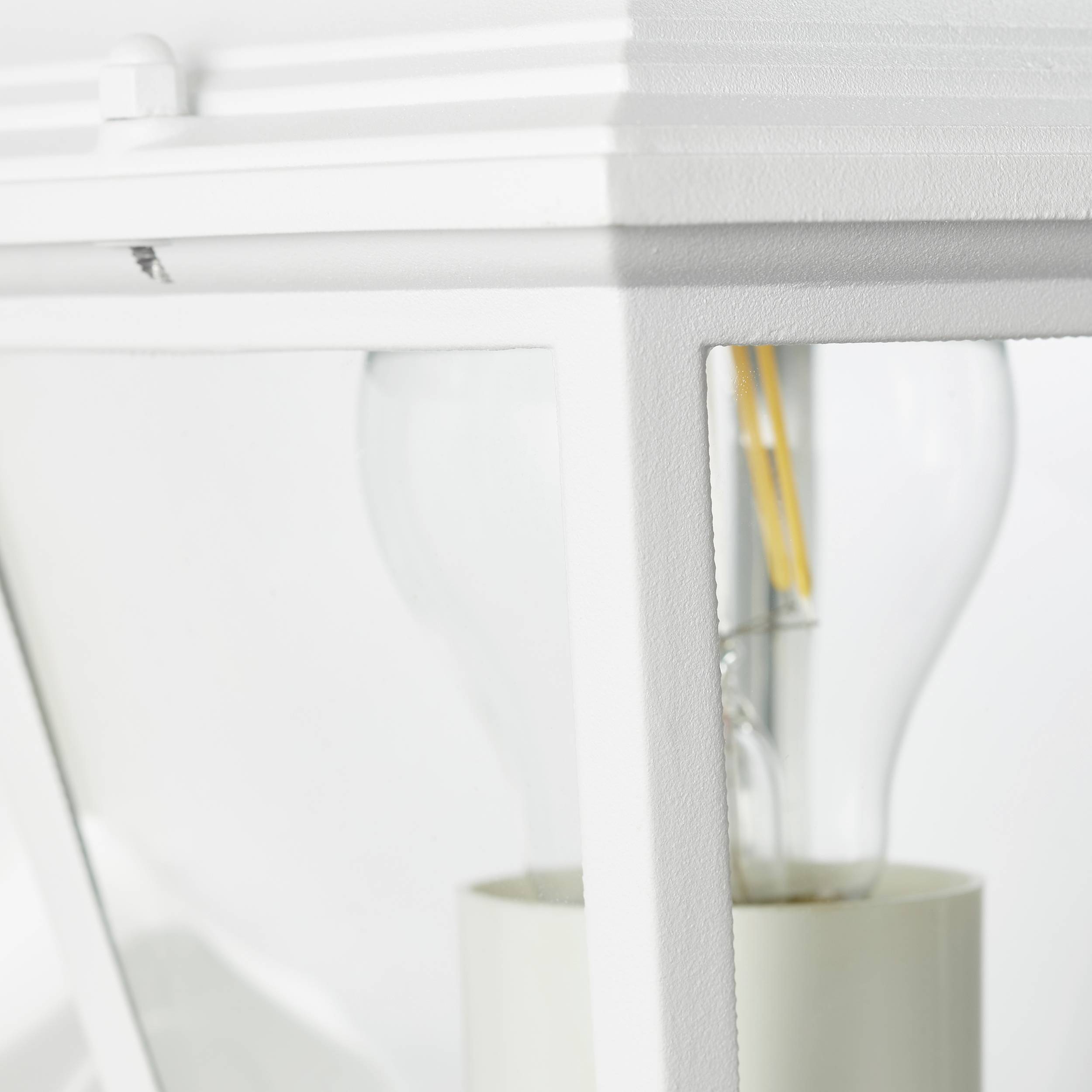 Ein weißer, moderner Lampenschirm mit einer sichtbaren Glühbirne im Inneren. Der Fokus liegt auf der klaren Struktur und Form.