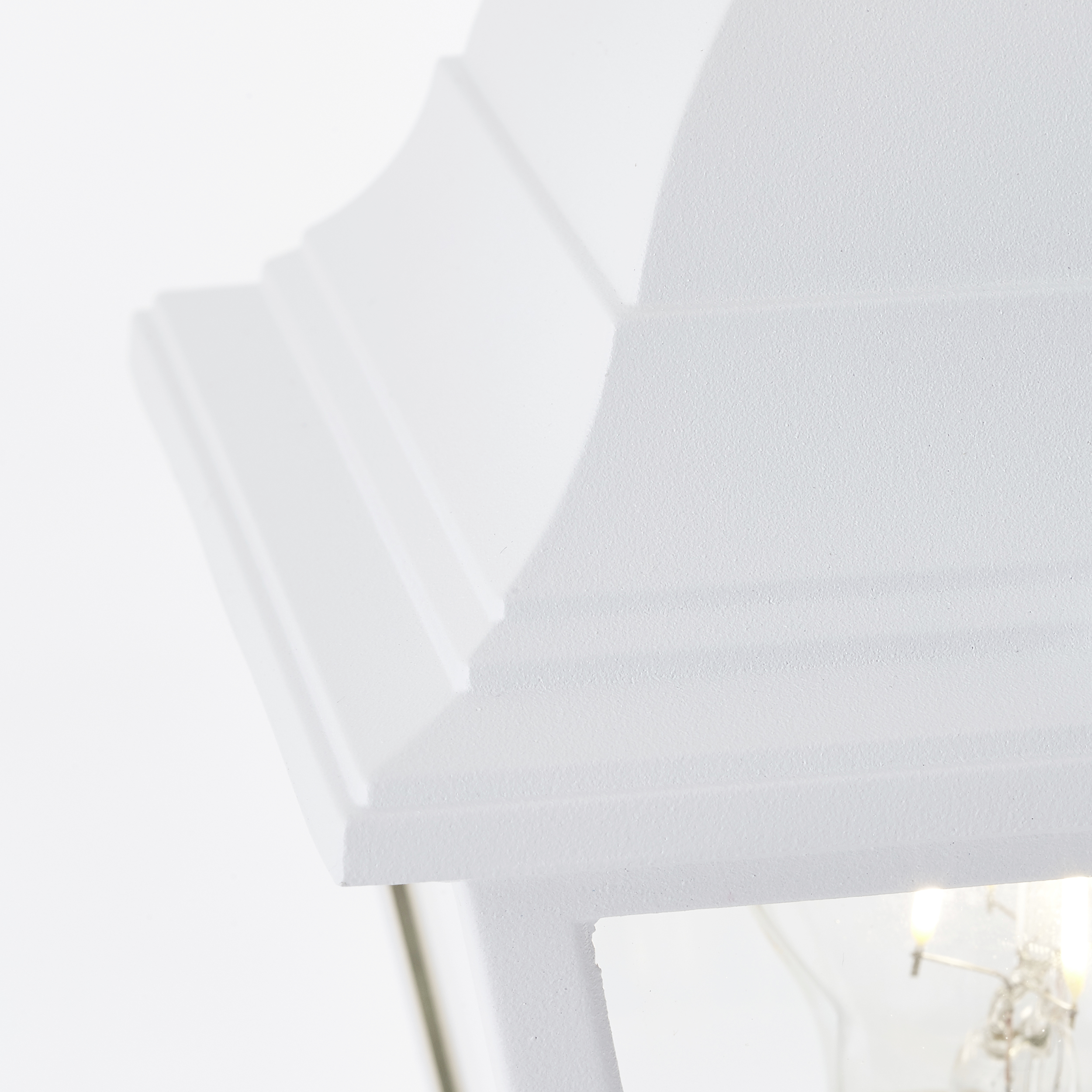 Eine weiße, dekorative Lampe mit klaren Linien und einem minimalistischen Design; im Inneren sind Glühbirnen sichtbar.