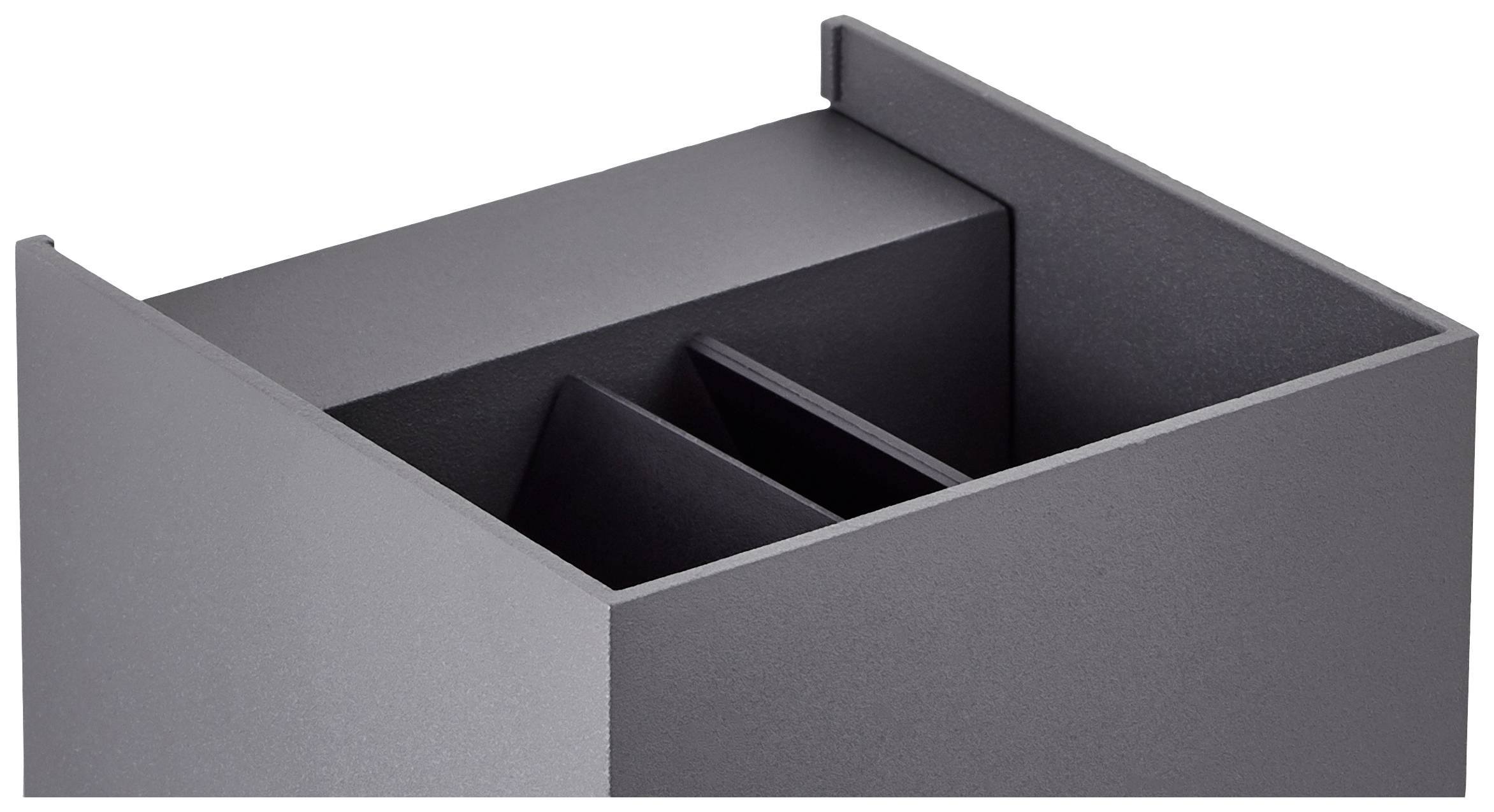 Ein schwarzer, quadratischer Metallbehälter mit mehreren Innenfächern zur Organisation kleiner Gegenstände oder Papiere.
