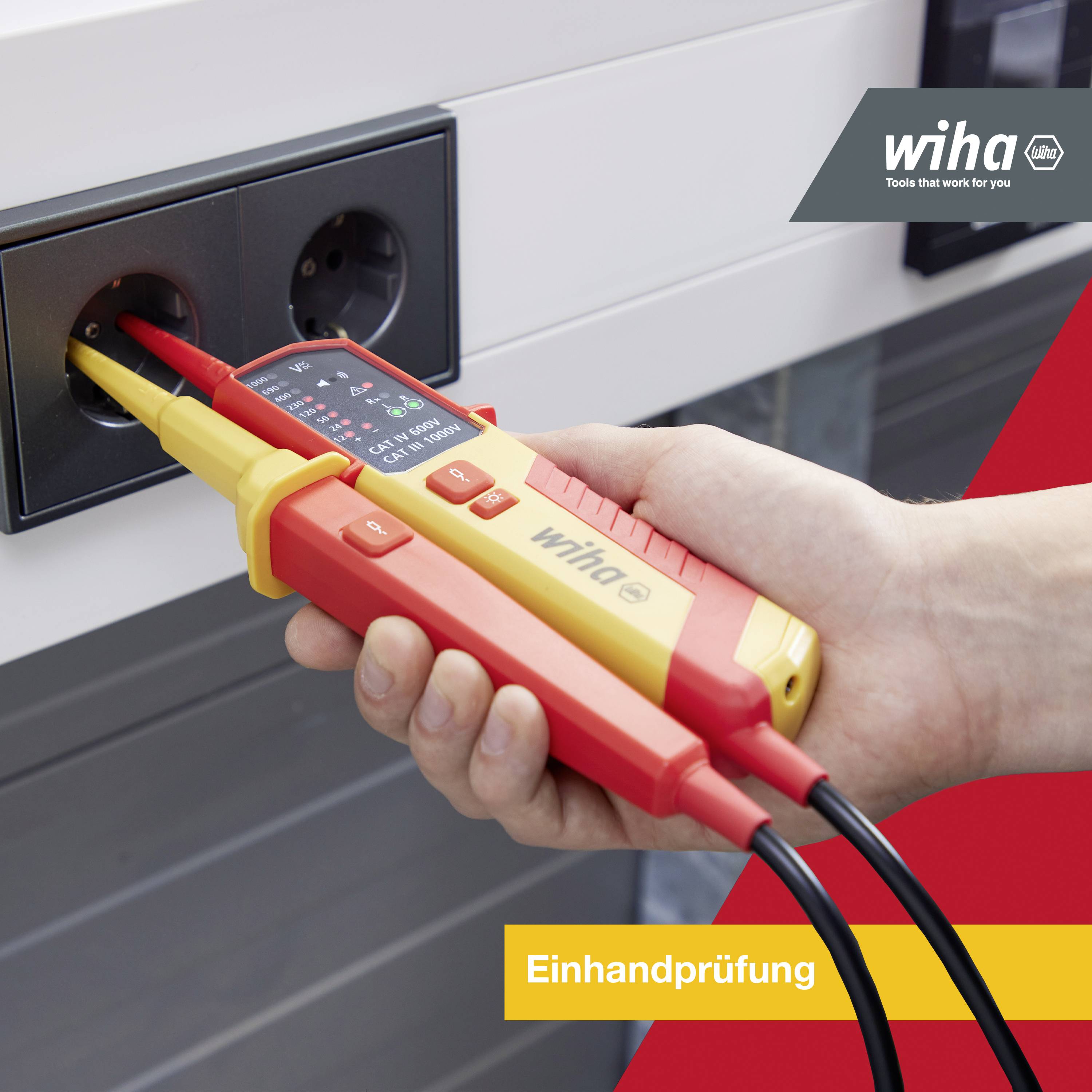 Eine Hand hält ein elektrisches Prüfgerät und testet eine Steckdose. Im Hintergrund sind zwei Steckdosen sichtbar, daneben das Logo 'wiha'.