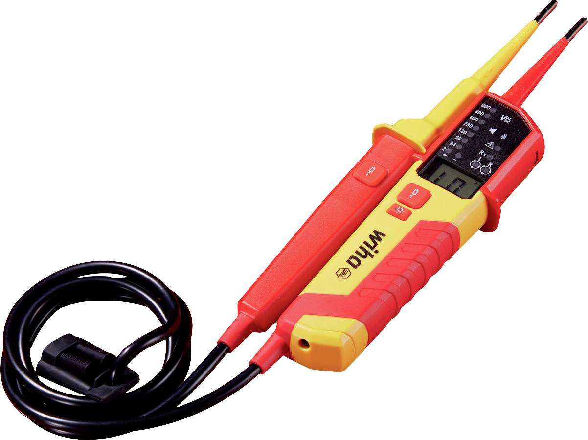 Ein Spannungsprüfer mit zwei Prüfstiften und digitalem Display zeigt Messwerte an. Das Kabel endet in einem Schutzkontaktstecker.