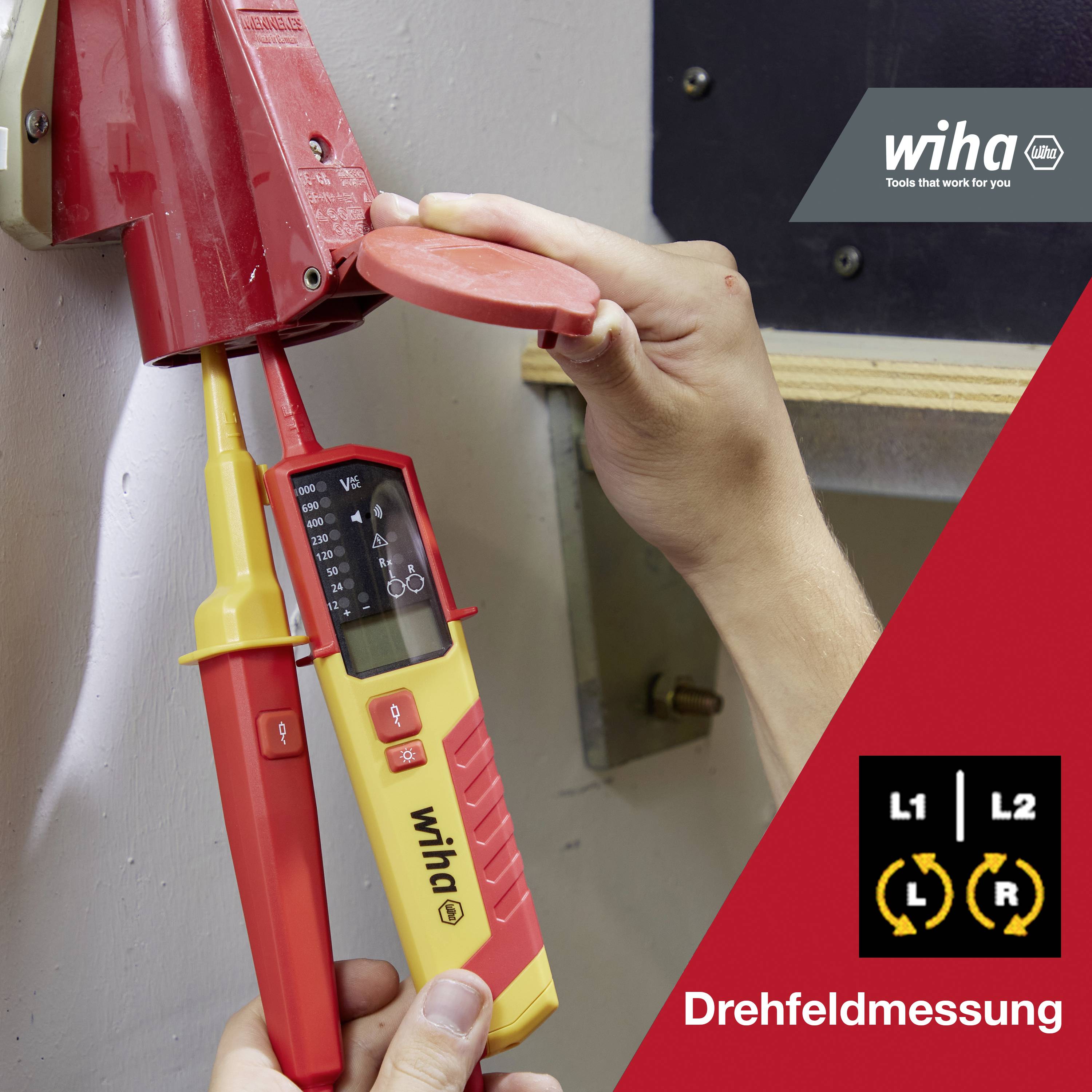 Jemand misst mithilfe eines Wiha-Geräts das Drehfeld in einer elektrischen Steckdose. Es ist ein wichtiger Schritt für die Elektroinstallation.