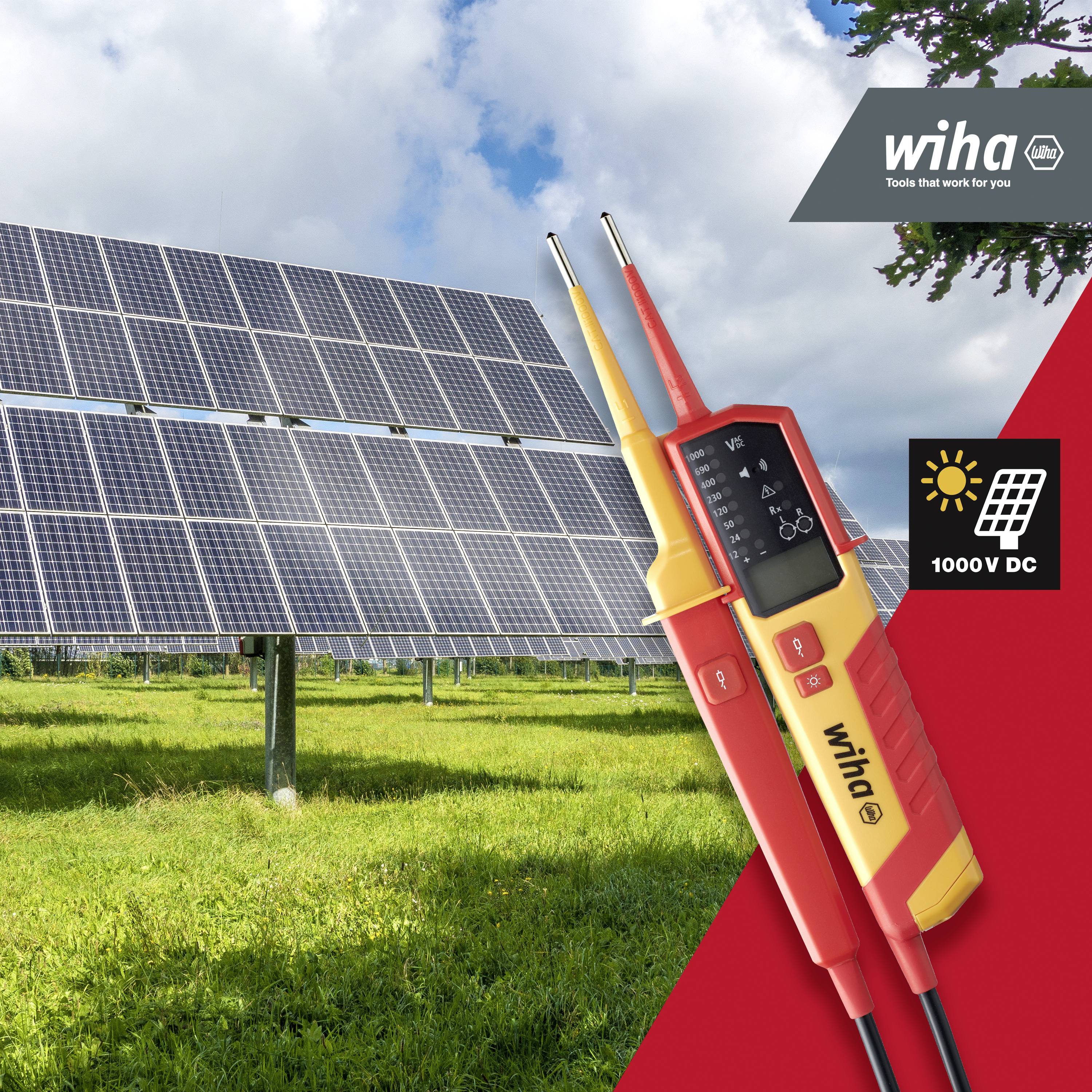 Sonniges Feld mit Solarzellen und Spannungsprüfern im Vordergrund. Im Hintergrund ein Wiha-Logo.