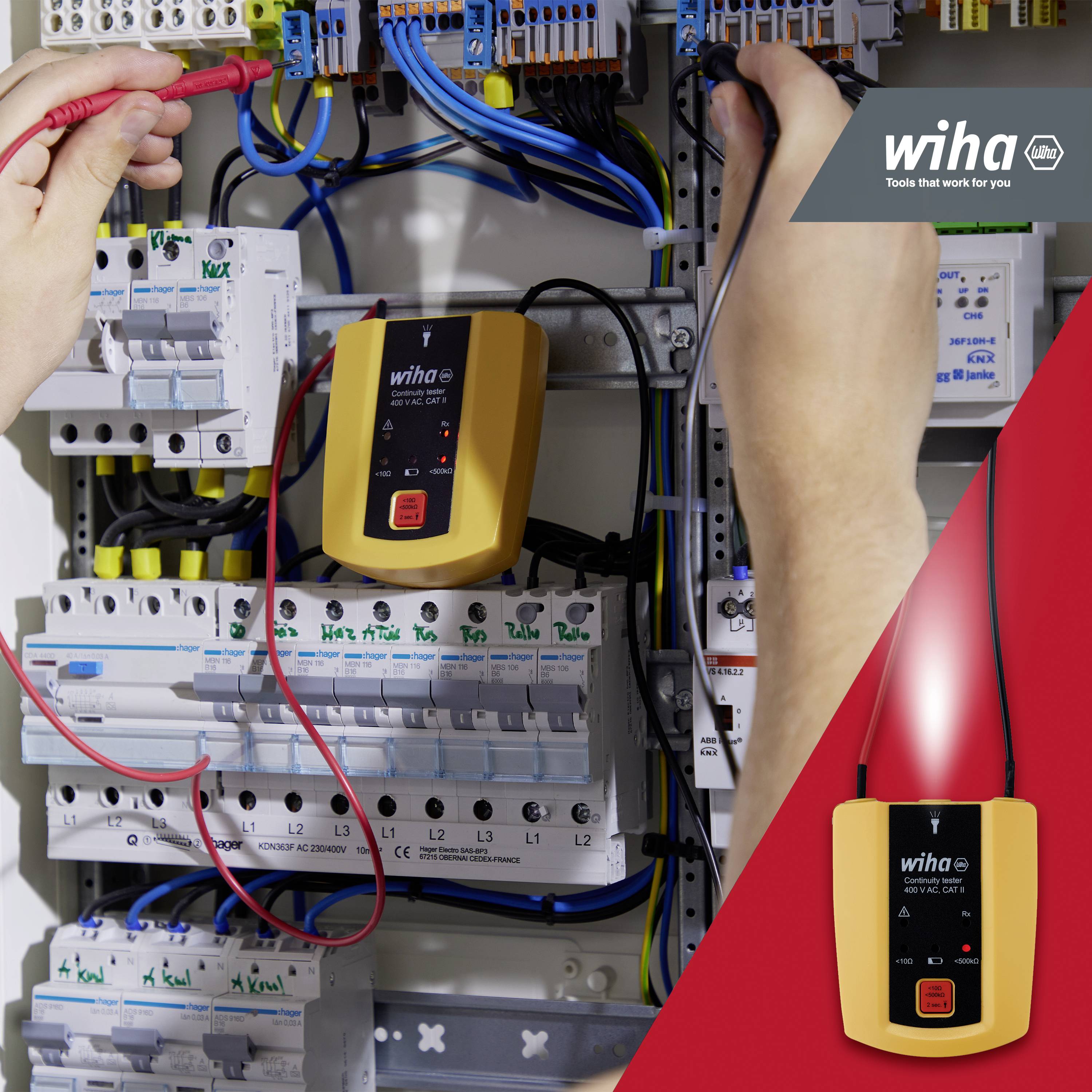 'Elektriker arbeitet an einem Schaltschrank mit einem Spannungsprüfer. Aufschrift auf Gerät: Wiha.'