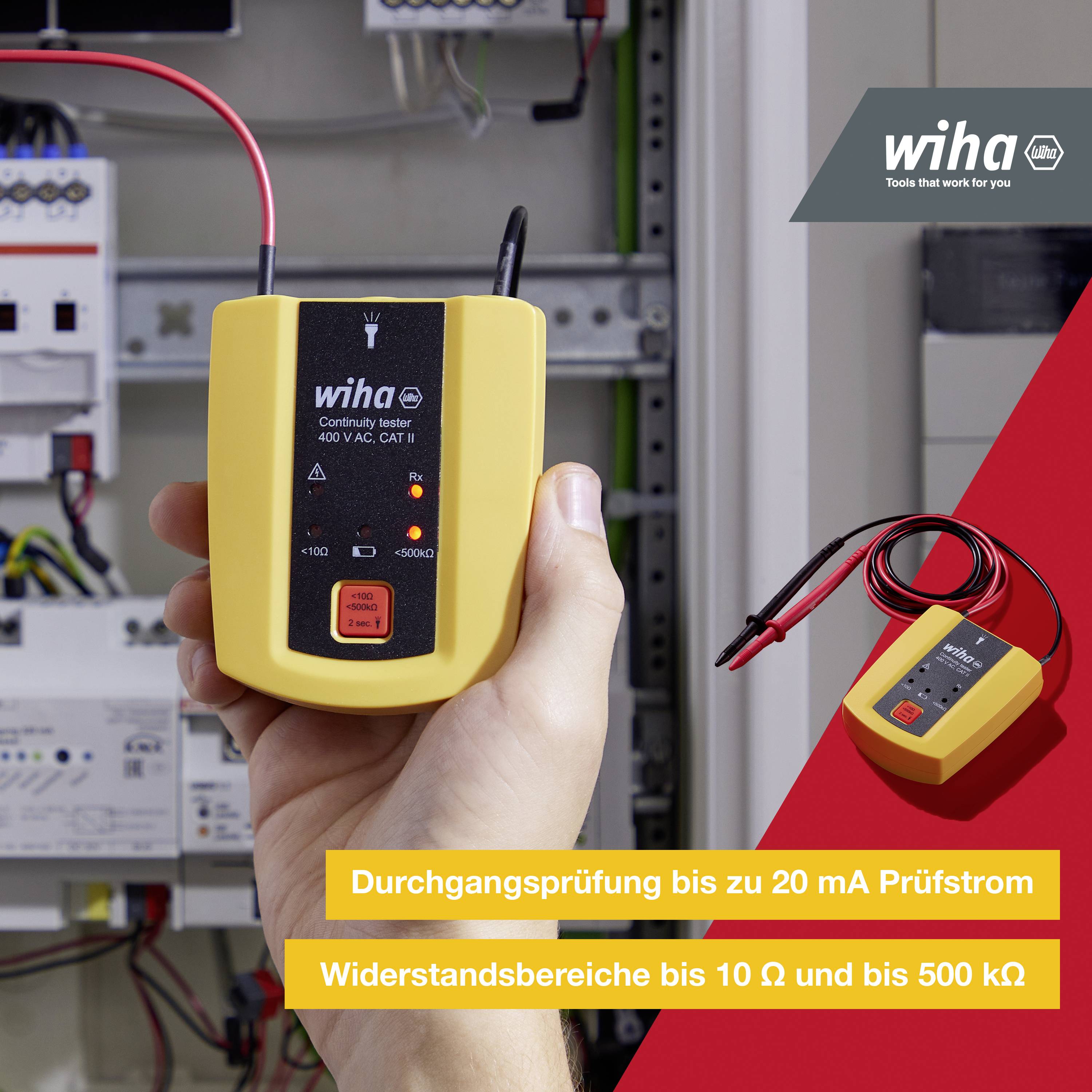 Gelbes Continuity Tester-Gerät in Hand, zur Durchgangsprüfung bis zu 20 mA, Widerstand bis 500 kΩ. Hintergrund mit offenen Sicherungskasten.