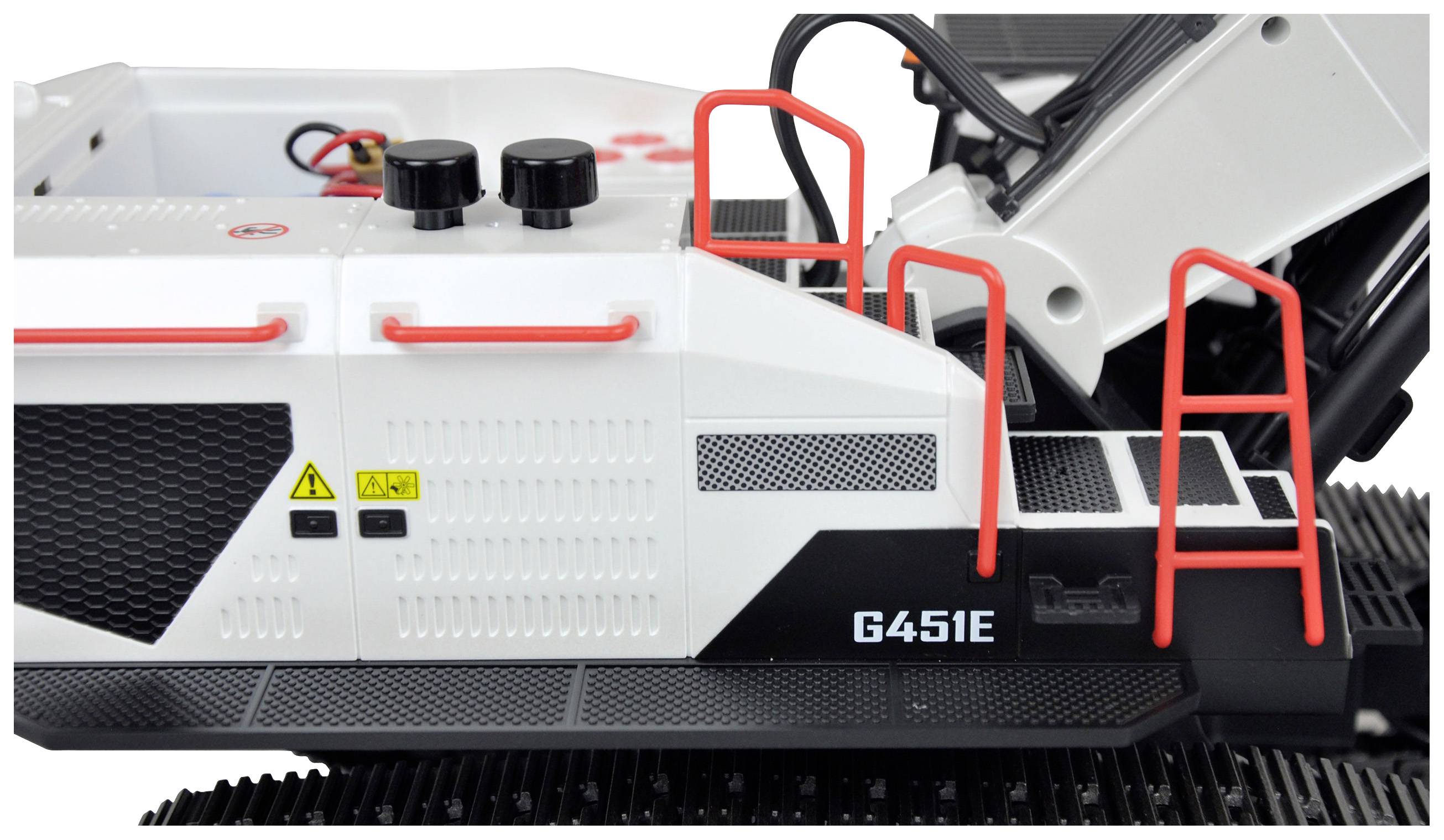 Ein weißes Modellfahrzeug mit der Aufschrift 'G451E', roter Leiter und schwarzen Details auf Kettenrädern.
