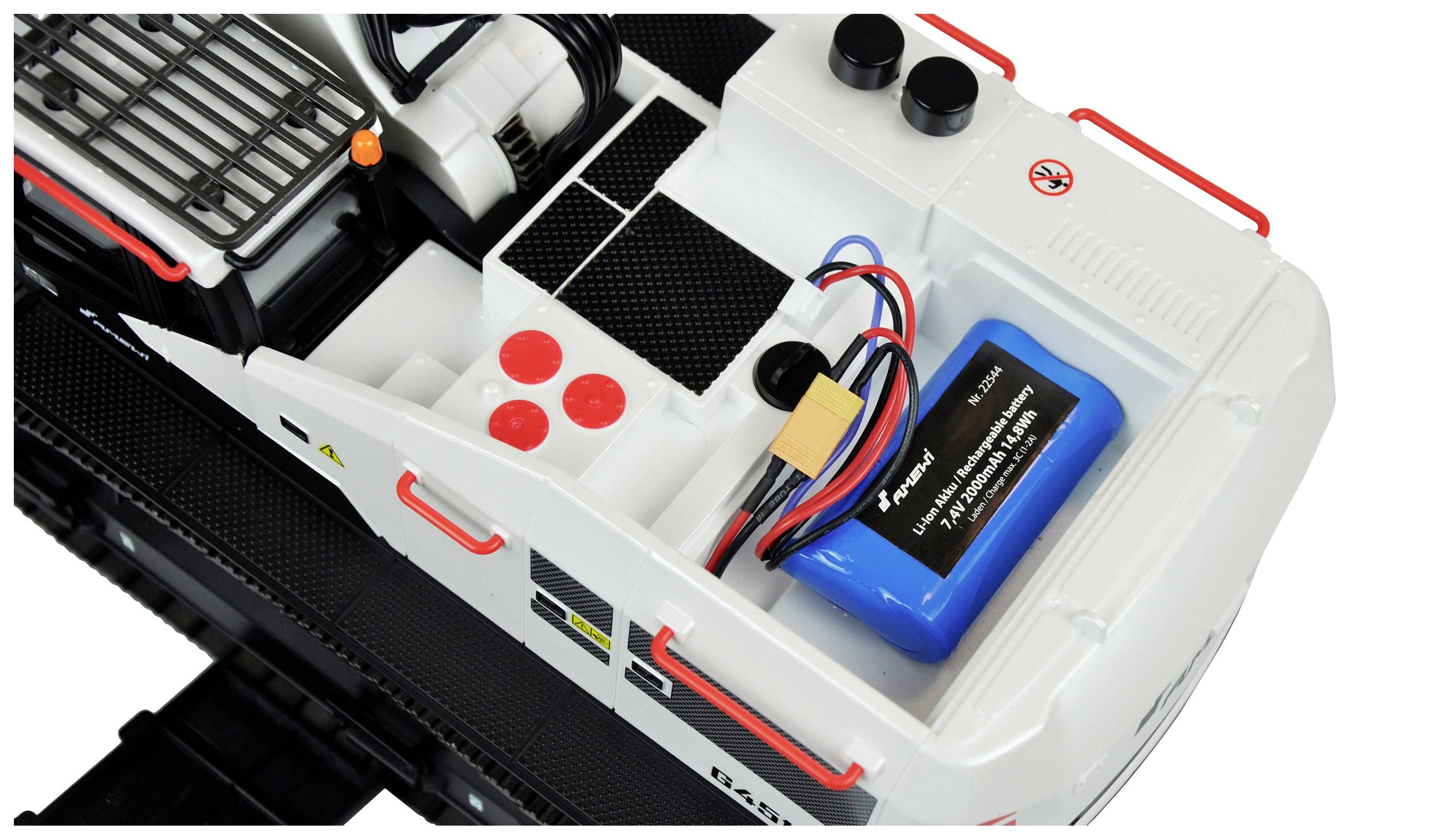 Ein Modellfahrzeug mit abnehmbarer Abdeckung zeigt das Batteriefach mit einer blauen Batterie und Kabeln im Detail.