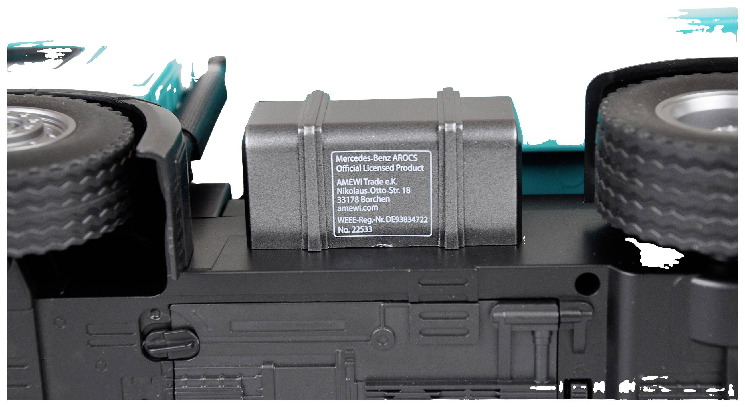Ein Modellfahrzeug zeigt den Unterboden eines Mercedes-Benz Arocs. Ein Etikett mit Produktinformationen ist in der Mitte sichtbar.