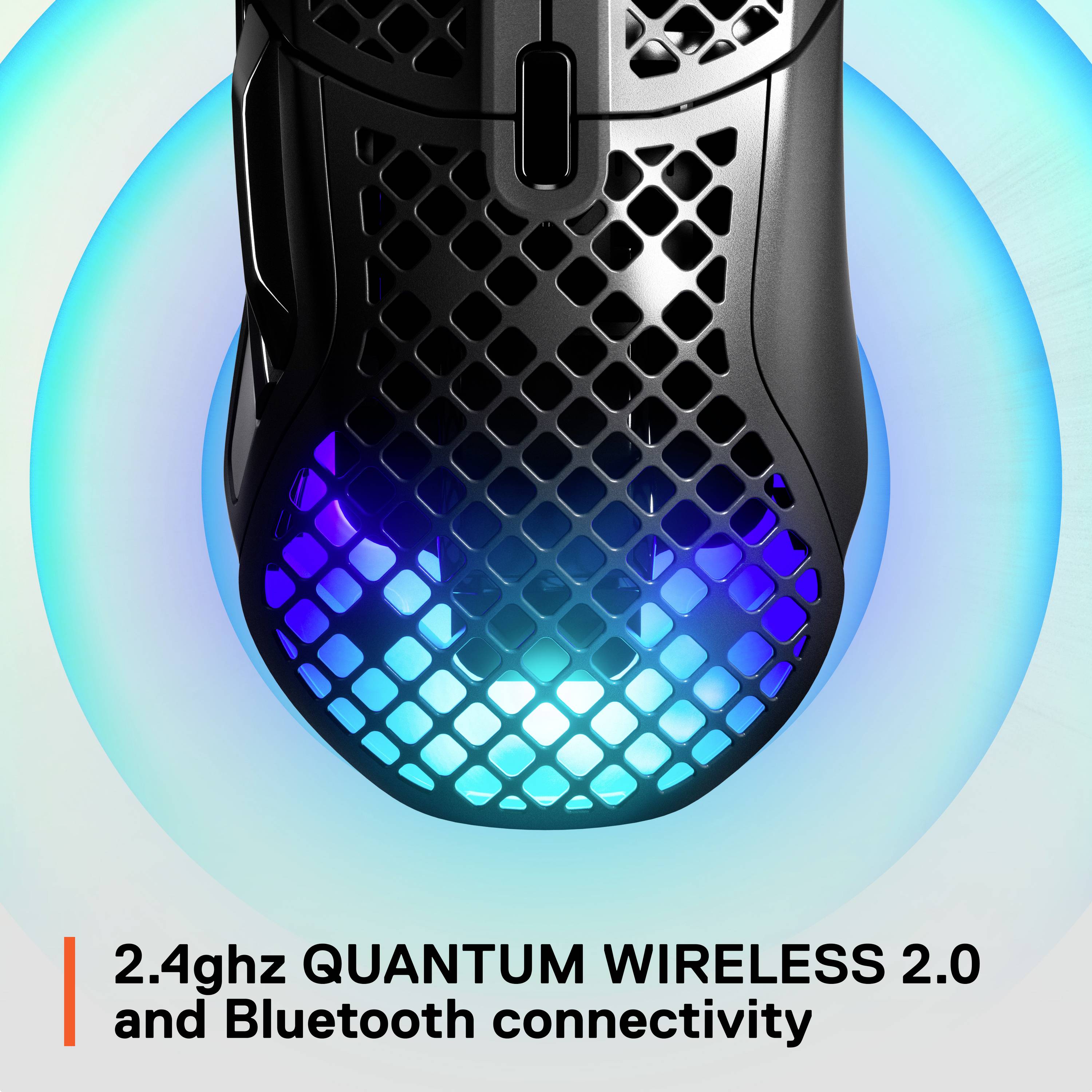 Eine schwarze drahtlose Maus mit gitterartigem Muster beleuchtet in Blau. Der Text '2.4ghz QUANTUM WIRELESS 2.0 und Bluetooth connectivity' unten.
