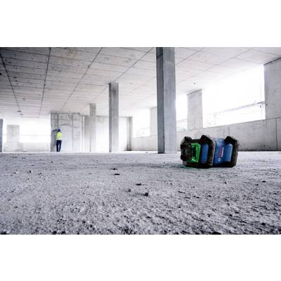 Eine Baustelle mit nacktem Betonboden, Säulen und unvollendetem Dach. Ein Bauarbeiter steht im Hintergrund; ein Werkzeugkasten liegt im Vordergrund.