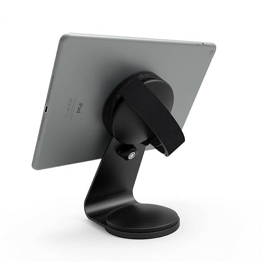 Tablet in einer schwenkbaren Halterung, die auf einem Tisch steht. Die Halterung bietet eine stabile Positionierung und flexible Ausrichtung.