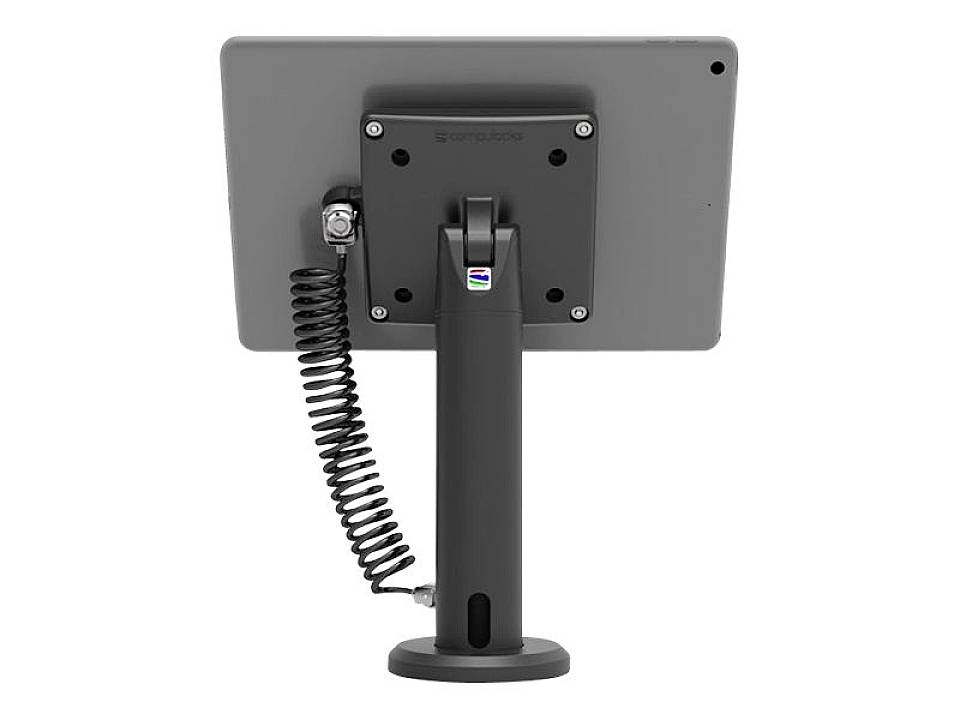 Rückansicht eines Tablets auf einem schwarzen Ständer. Ein Sicherheitskabel verbindet das Gerät mit dem Ständer.