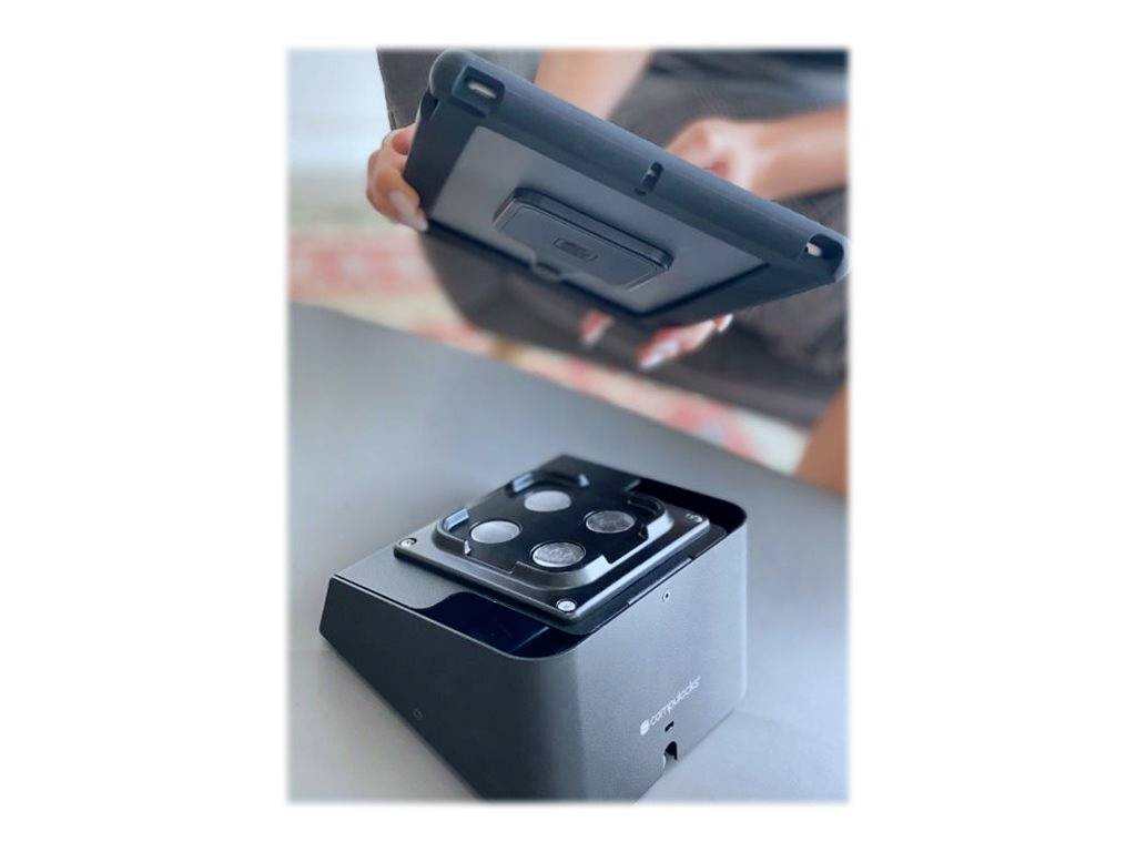 'Ein Tablet wird über eine spezielle Dockingstation gehalten. Die Dockingstation hat Ventilatoren und Anschlüsse für das Tablet.'