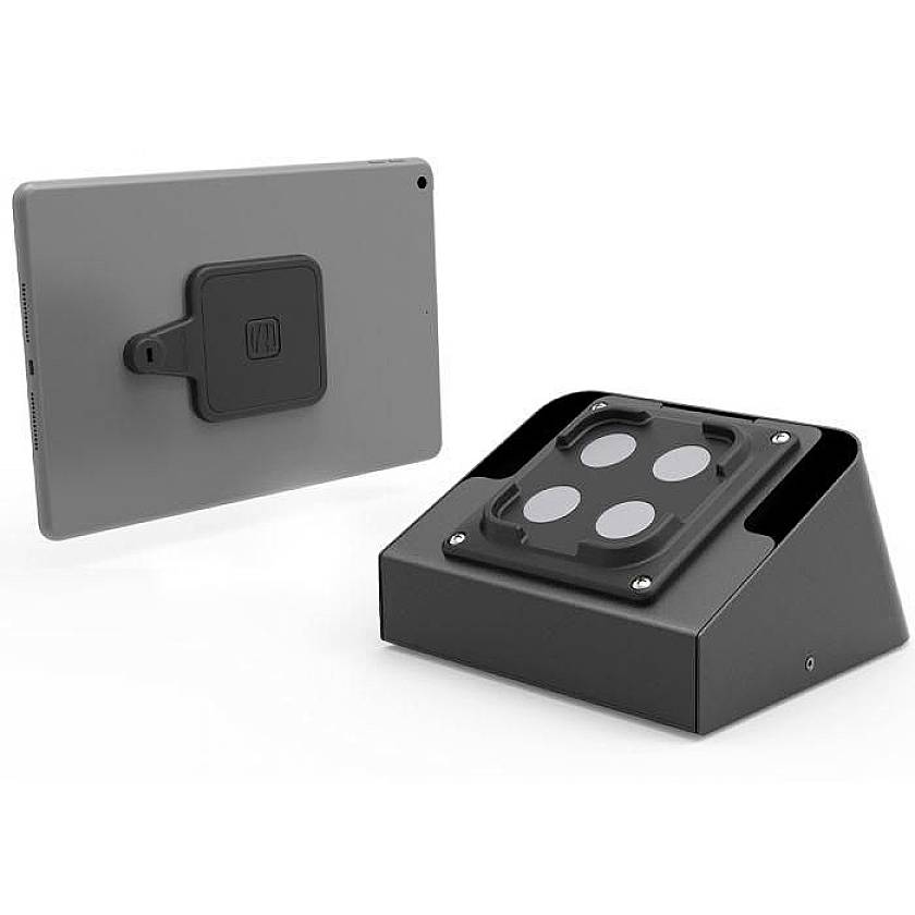 Ein Tablet mit einer speziellen Halterung neben einer magnetischen Basisstation. Diese dient zur Sicherung und Präsentation des Tablets.