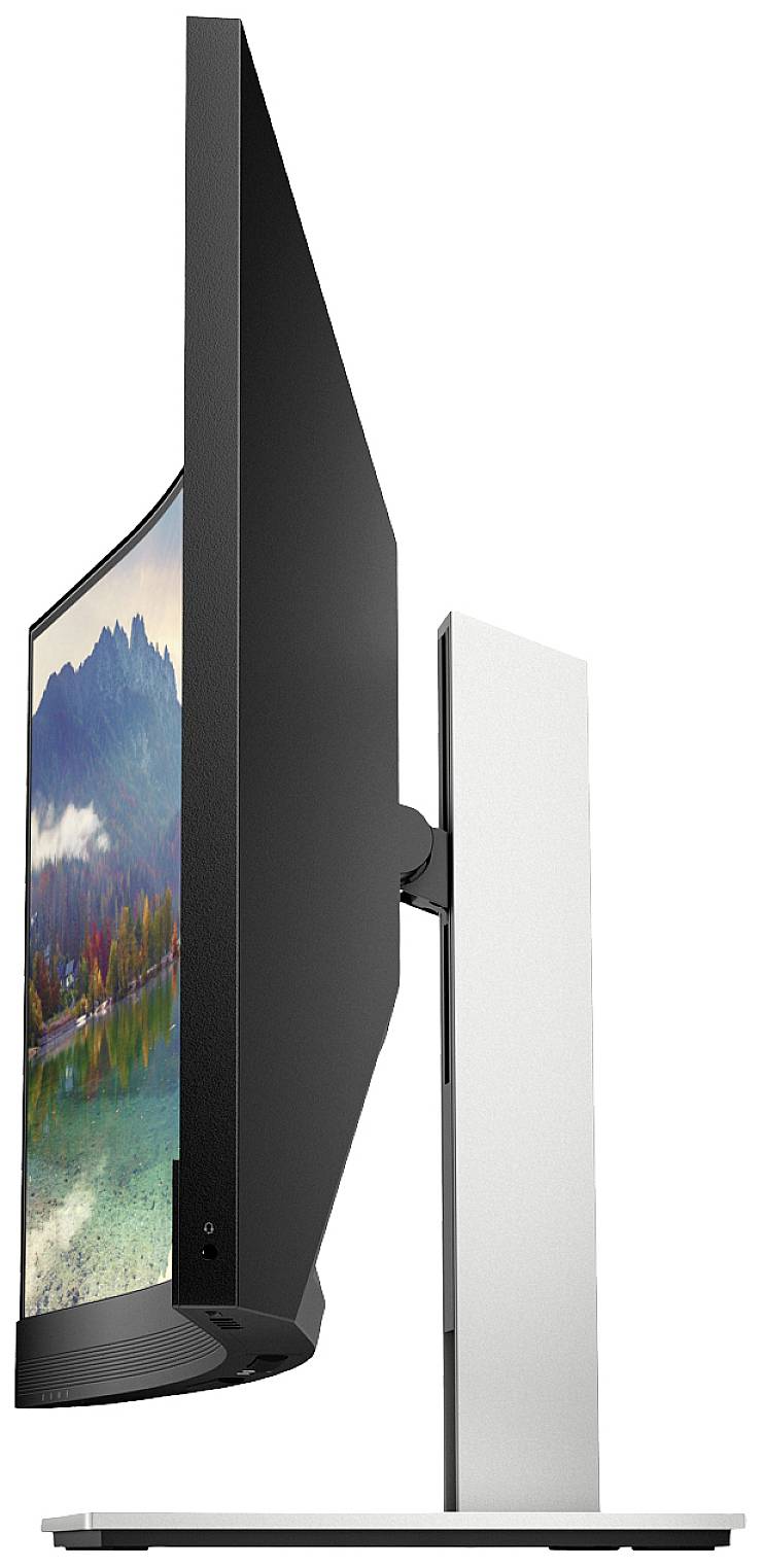 Seitliche Ansicht eines Flachbildschirms mit gebogenem Design, montiert auf einem schlanken, silbernen Standfuß. Auf dem Bildschirm ist eine Naturaufnahme mit Bergen und einem See zu sehen.