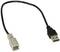 Schwarzes USB-Kabel mit einem rechteckigen weißen Steckverbinder auf der linken und einem USB-Stecker auf der rechten Seite.