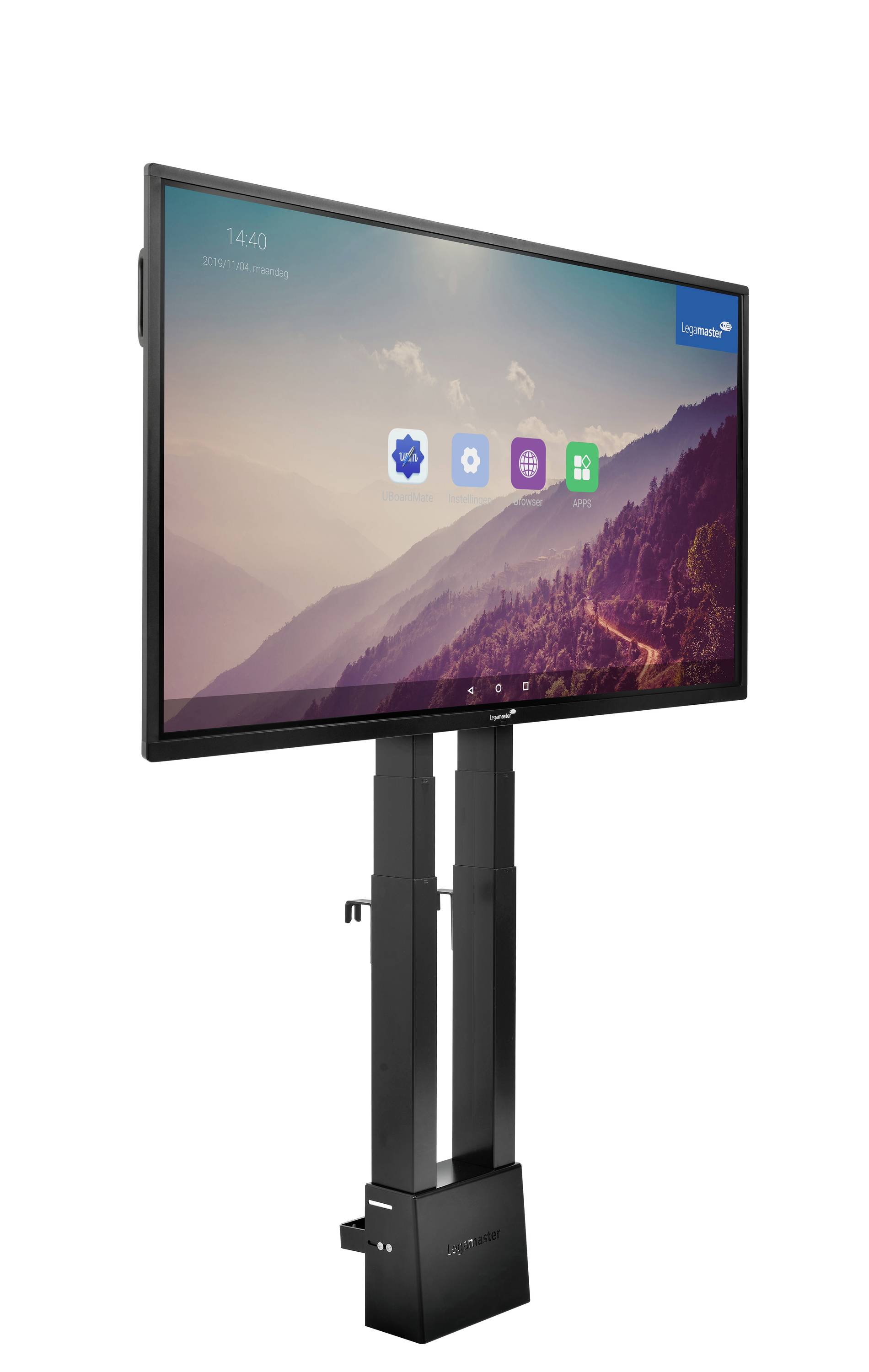 Ein Smartboard mit einem Standfuß zeigt eine Benutzeroberfläche. Im Hintergrund sind Berge bei Sonnenuntergang zu sehen.