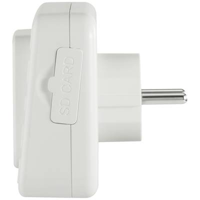 Auf dem Bild ist ein weißer Steckdosenadapter mit einem SD-Kartensteckplatz an der Seite zu sehen.