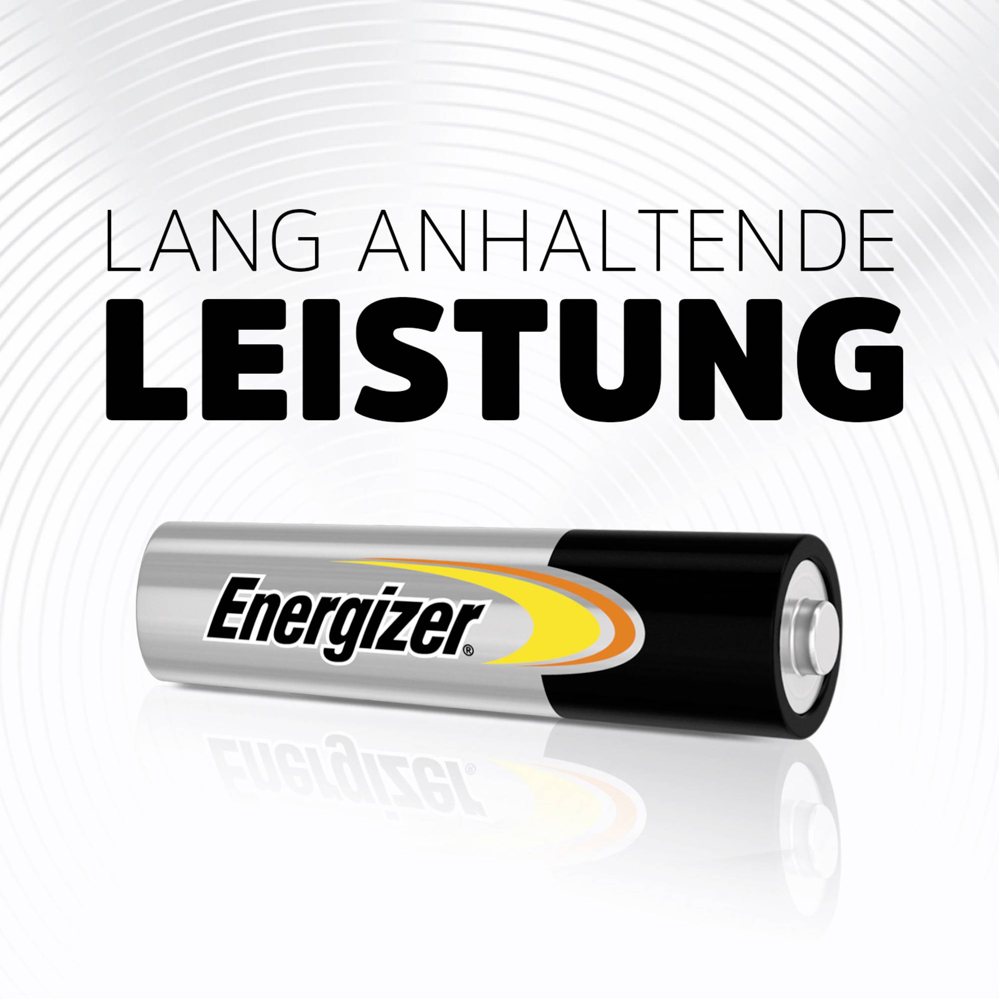 Batterie mit Aufschrift 'Energizer' liegt horizontal. Darüber steht der Text 'Lang anhaltende Leistung'. Hintergrund mit wellenförmigen Linien.