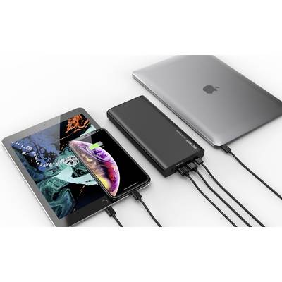 Tablet, Smartphone und Laptop werden gleichzeitig über ein schwarzes Ladegerät mit mehreren USB-Kabeln aufgeladen.