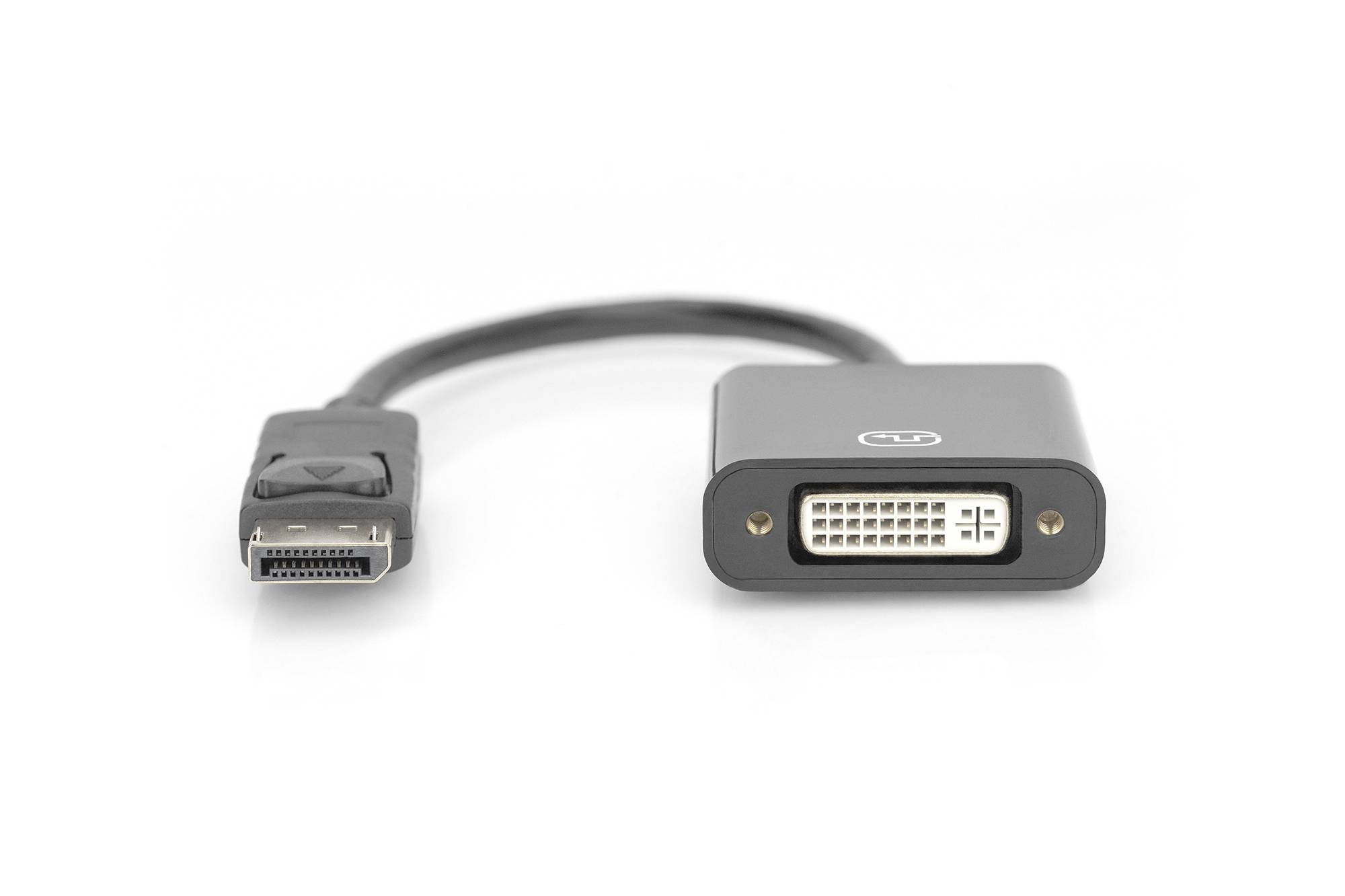 Ein schwarzer Adapter mit einem DisplayPort-Stecker links und einem DVI-Buchse rechts, auf einem weißen Hintergrund.