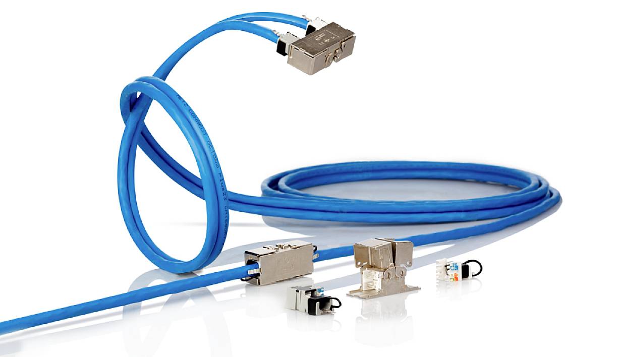 Ein langes, blaues Kabel mit mehreren Steckverbindern liegt aufgerollt. Verschiedene Adapter sind in der Nähe angeordnet.