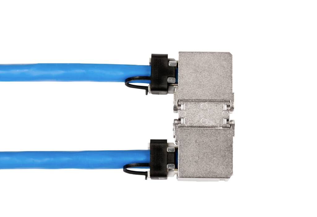 Zwei blaue Kabel sind mit einem silbernen Anschluss verbunden, der die Kabel miteinander verbindet.