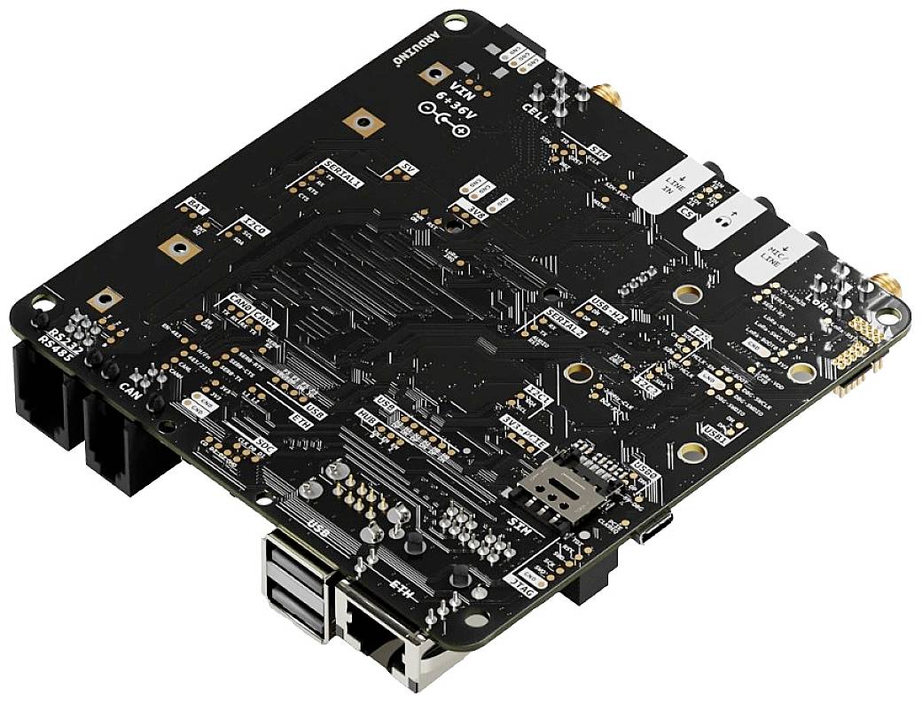 Schwarze Leiterplatte mit elektronischen Bauteilen und Anschlüssen, darunter USB- und LAN-Ports, für computergestützte Anwendungen.